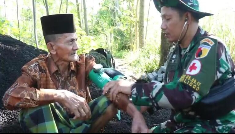 Koptu Sanep Berperan Aktif dalam Bakti Sosial Kesehatan TMMD ke-128 di Desa Brabe.