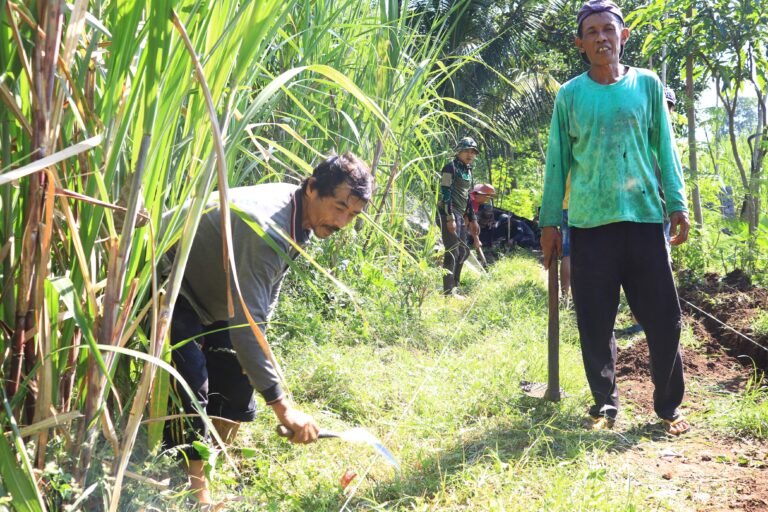 Medan Sulit Tak Surutkan Semangat, Satgas TMMD ke-128 Bangun Jalan Paving di Dusun Klagin.