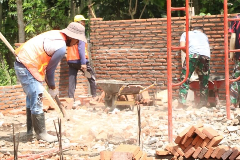 Rehab Mushola Baiturrohim Jadi Sasaran Fisik TMMD ke-128 Kodim 0820 Probolinggo memasuki tahap pemasangan baru bata merah.
