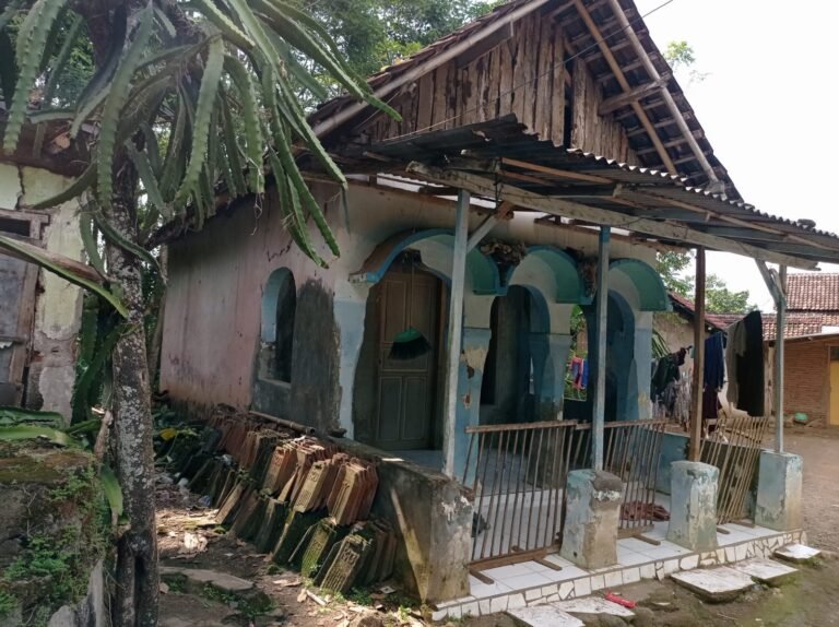Kondisi Musholla Baithurrohim Sebelum Pembangunan Jadi Perhatian Satgas TMMD ke-128 Kodim 0820 Probolinggo.