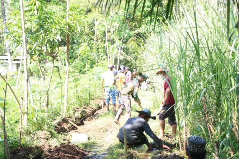 Medan Sulit Tak Surutkan Semangat Satgas TMMD ke-128 Bangun Tanggul Penahan Tanah di Desa Brabe.