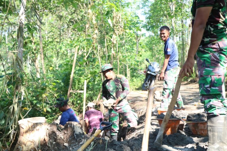 Satgas TMMD ke-128 Kodim 0820 Probolinggo Bangun Tanggul Penahan Tanah di Dusun Klagin.