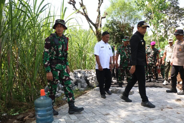 TMMD ke-128 Kodim 0820/Probolinggo Dapat Perhatian Khusus Dandim, Pemasangan Paving Dikebut.