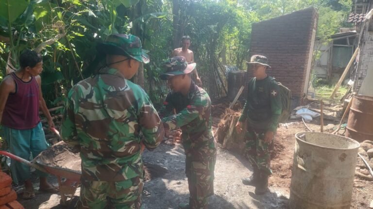 Personel TNI Polkes 05-09-17 Probolinggo Dampingi Layanan Kesehatan di Lokasi TMMD ke-128.