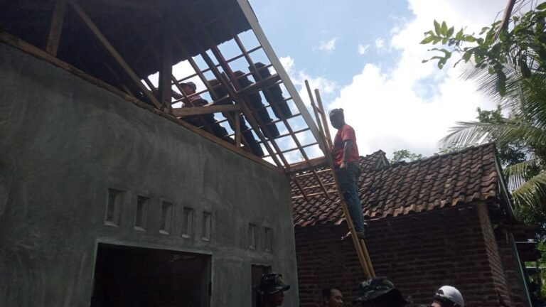 Progres RTLH TMMD ke-128 di Probolinggo Capai 70 Persen, Rumah Bu Rikso Segera Rampung