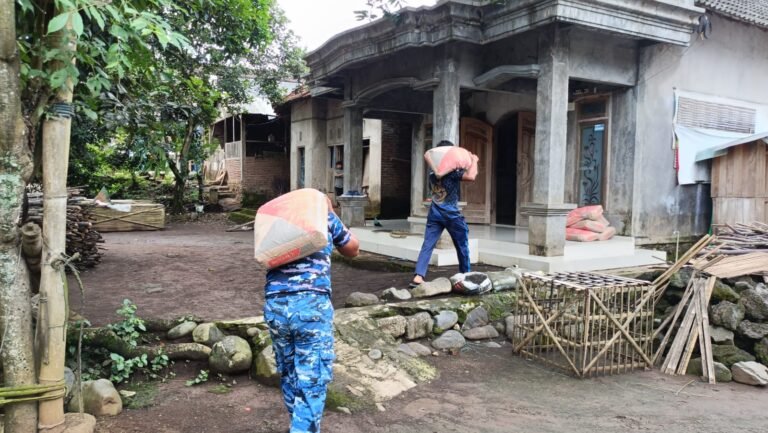 Satgas TMMD Ke-128 dan Warga Bahu Membahu Angkut Material ke Dusun Ledok dan Klagin