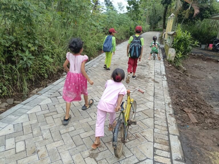 Anak Desa Klagin Gembira Nikmati Jalan Paving Hasil TMMD ke-128.
