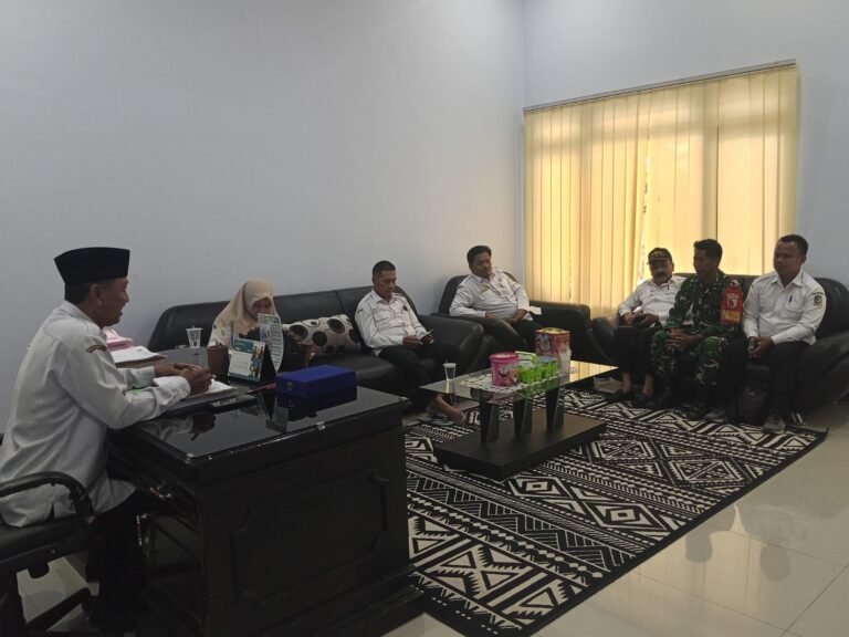 Babinsa Purwodadi Laksanakan Komsos Bersama Staf Desa Guna Jaga Keharmonisan Wilayah.