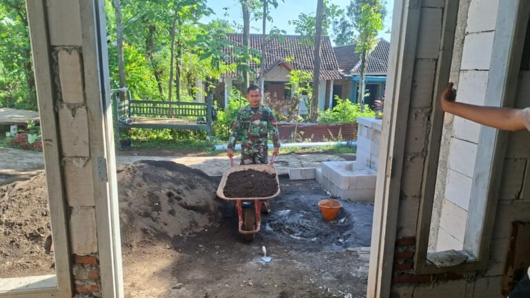 Rehab RTLH Milik Ibu Rafi’ah di Dusun Klagin Desa Brabe Capai 80 Persen