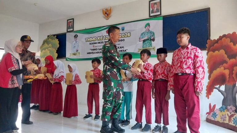 Pembagian ATS TMMD Ke-128, Dukung Semangat Belajar Siswa di Maron Wetan.