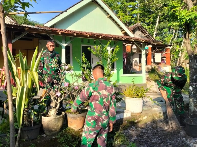 RTLH Ibu Srihayati Tuntas 100 Persen, Satgas TMMD Ke-128 Gelar Pembersihan Lingkungan Sekitar Rumah.