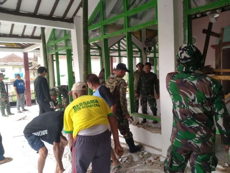 Gerak Nyata TNI di Banyuwangi: Koramil Songgon Terjun Langsung Renovasi Masjid, Ketahanan Wilayah Diperkuat dari Akar Rumput