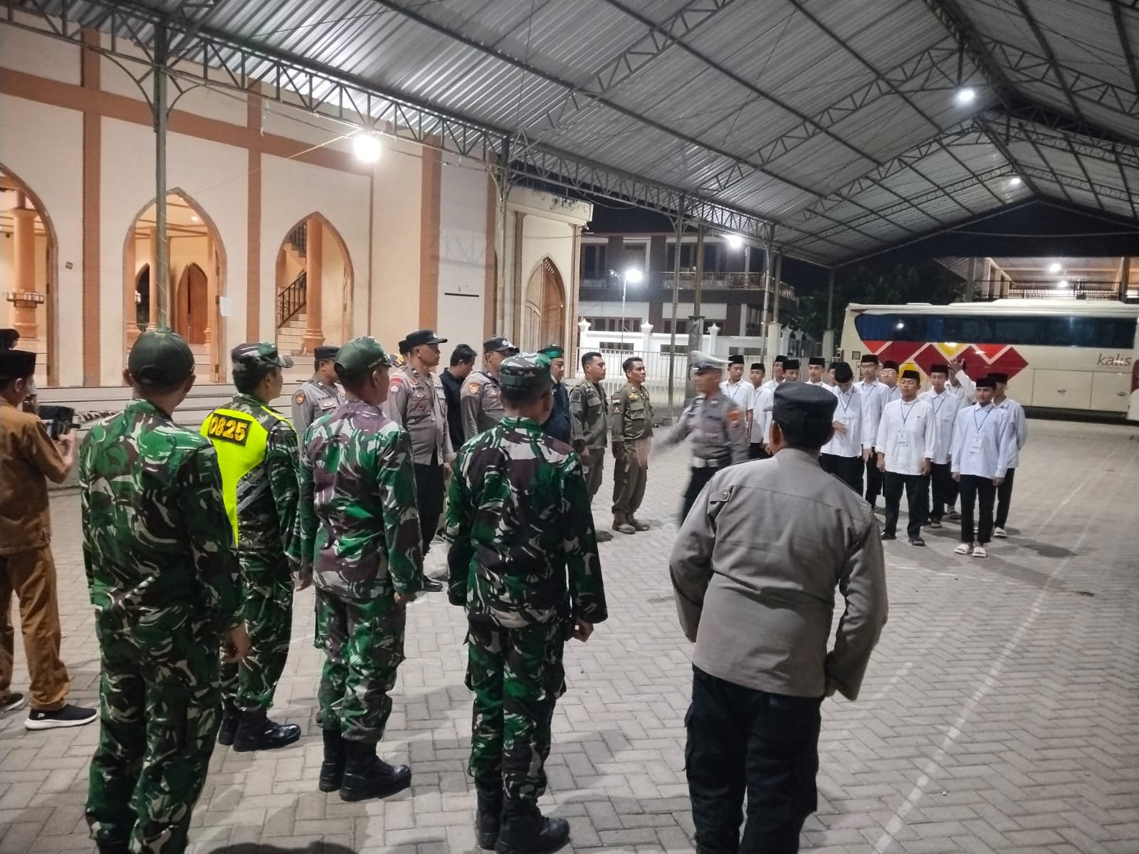 Pastikan Keamanan dan Kekhidmatan, Personel Koramil 0825/06 Gambiran Laksanakan Apel Pengamanan Pemberangkatan Calon Jemaah Haji