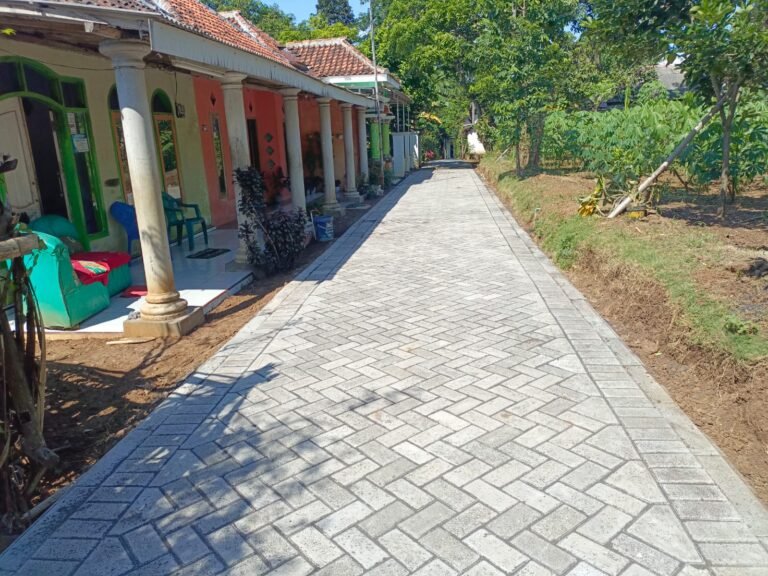 Pavingisasi Program TMMD Ke-128 Bikin Masyarakat Ceria, Lingkungan Jadi Rapi  Probolinggo, Kamis 14 Mei 2026  Program TNI Manunggal Membangun Desa (TMMD) Ke-128 tahun 2026 yang dilaksanakan Kodim 0820/Probolinggo terus menunjukkan progres yang signifikan. Salah satu sasaran fisik berupa pembangunan paving di Dusun Klagin RT 19 RW 07 Desa Brabe, Kecamatan Maron, Kabupaten Probolinggo kini telah terselesaikan sepanjang 450 meter sementara sisa pekerjaan sepanjang 150 meter masih dalam tahap pengerjaan.  Kegiatan pembangunan paving tersebut dikerjakan bersama antara personel TNI dan masyarakat setempat guna meningkatkan akses jalan lingkungan desa agar lebih nyaman dan memperlancar aktivitas warga sehari-hari.  Di lokasi kegiatan, Serka Samsul Arifin turut aktif mendampingi proses pengerjaan bersama warga. Semangat gotong royong antara TNI dan masyarakat tampak kuat dalam setiap tahapan pekerjaan, sehingga progres pembangunan dapat berjalan sesuai target yang telah ditentukan.  Warga setempat menyampaikan apresiasi atas pembangunan paving yang dinilai sangat bermanfaat bagi masyarakat. Sahit (55) mengungkapkan rasa terima kasihnya atas perhatian pemerintah dan TNI melalui program TMMD. “Alhamdulillah jalan di lingkungan kami sekarang sudah bagus dan rapi. Kami sangat terbantu dengan adanya pembangunan paving ini,” ujarnya.  Hal senada juga disampaikan Budiono (70) Ia berharap sisa pembangunan sepanjang 150 meter dapat segera selesai sehingga seluruh akses jalan di Dusun Klagin dapat dinikmati masyarakat secara maksimal.  Program TMMD Ke-128 tidak hanya mempercepat pembangunan infrastruktur desa, namun juga mempererat kemanunggalan TNI dengan rakyat melalui semangat kebersamaan dan gotong royong di tengah masyarakat.