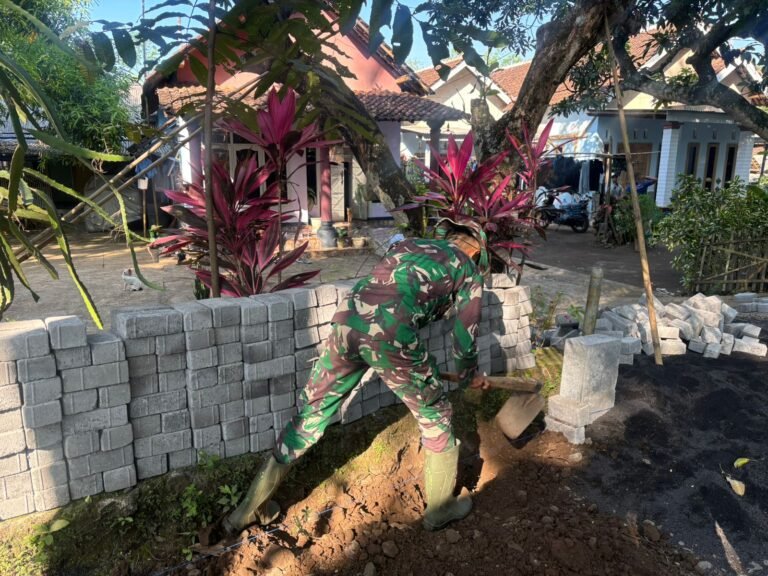 Menunju 500 meter, Satgas TMMD Ke-128 Tetap Semangat melakukan Pemasangan Bekisting