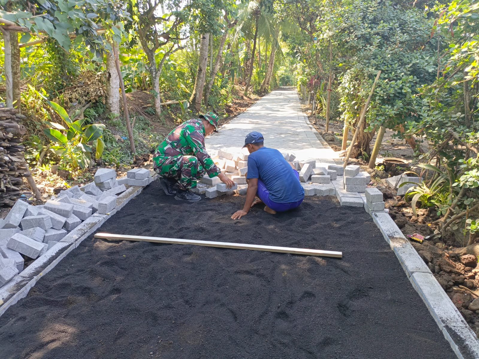 Pavingisasi Berikan Dampak Positif, Jalan Desa Brabe Kini Lancar Dan Dongkrak Perekonomian Warga.