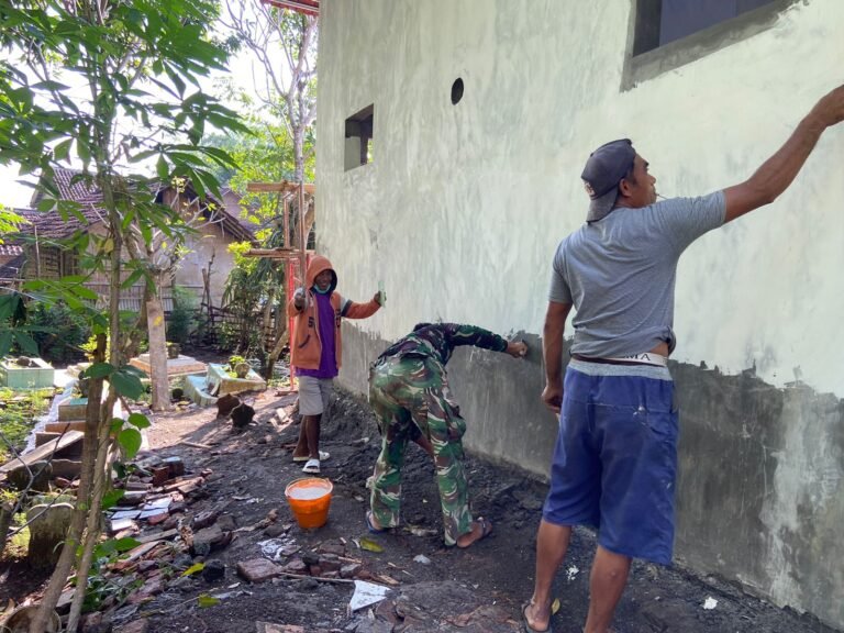 Progres Signifikan, Satgas Dan Warga Gotong Royong Plester Dinding Musholla