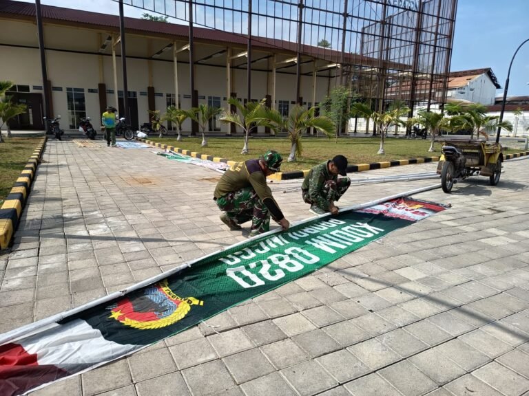 Perindah Lokasi TMMD Ke-128 di Desa Brabe, Satgas Pasang Umbul-Umbul untuk Menyambut Tim Wasev Sterad TNI AD,