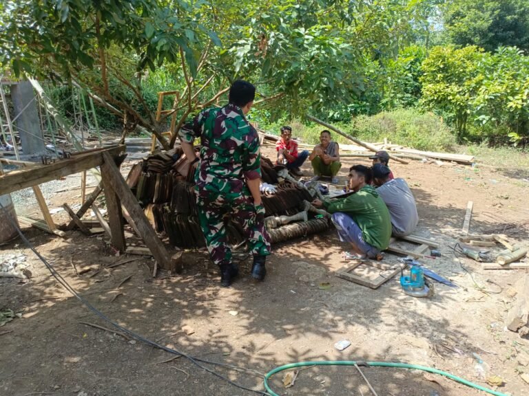 Ingatkan Satgas TMMD Jaga Sinergi Dan Faktor Keamanan, Kapten Inf Yahudin Beri Pengarahan dan Motivasi Di Lokasi Pembangunan Tandon.