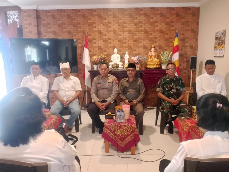 Wujudkan Toleransi Antar umat Beragama, Bati Tuud Koramil 0825/06 Gambiran Hadiri Peringatan Hari Raya Waisak ke 2570 BE Tahun 2026.