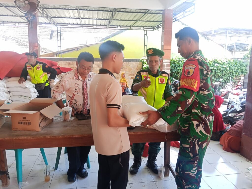Wujud Kepedulian, Babinsa Purwodadi Koramil 0825/06 Gambiran Dampingi Penyaluran Bantuan Beras Bulog kepada Warga.