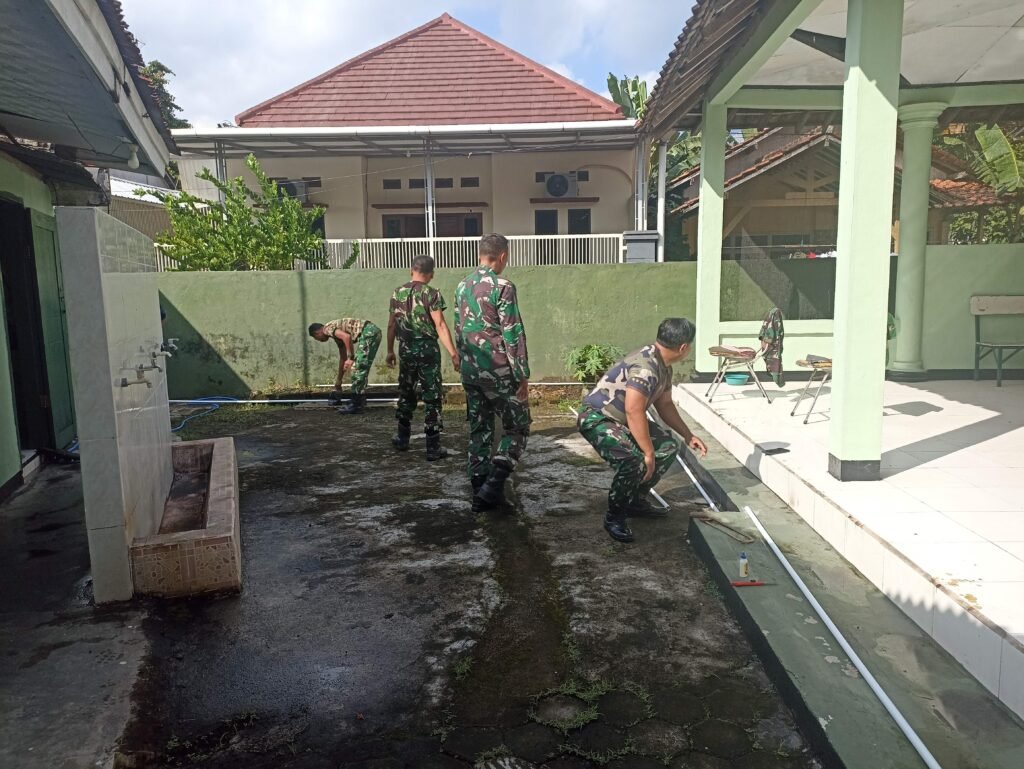 Tingkatkan Pelayanan dan Kenyamanan, Personel Koramil 0825/06 Gambiran Kompak Pasang Saluran Air Bersih Baru